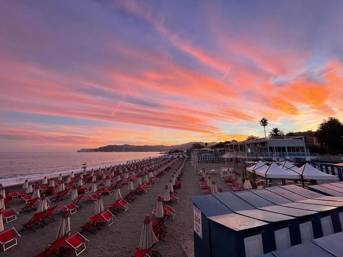 Hotel Due Passi Dal Mare Savona 0*,  Italia